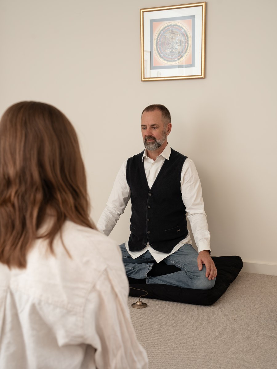 Persoonlijk gesprek met de leraar in de meditatieruimte